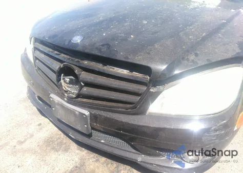 2010 Mercedes-Benz C 300 Luxury/Sport z USA, uszkodzony, nr VIN WDDGF5EB2AR086368